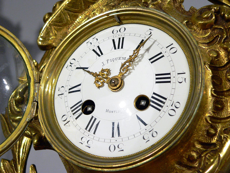 Часы меняющий циферблат. Часы каминные Vostok. Каминные часы Dugena. Каминные часы Мозер. Антикварные каминные часы.